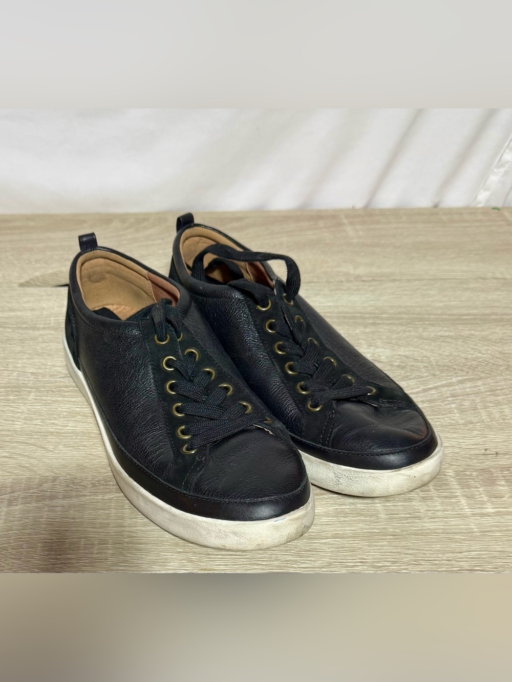 VIONIC Winny Women's Sneakers Black Leather, Sz 8